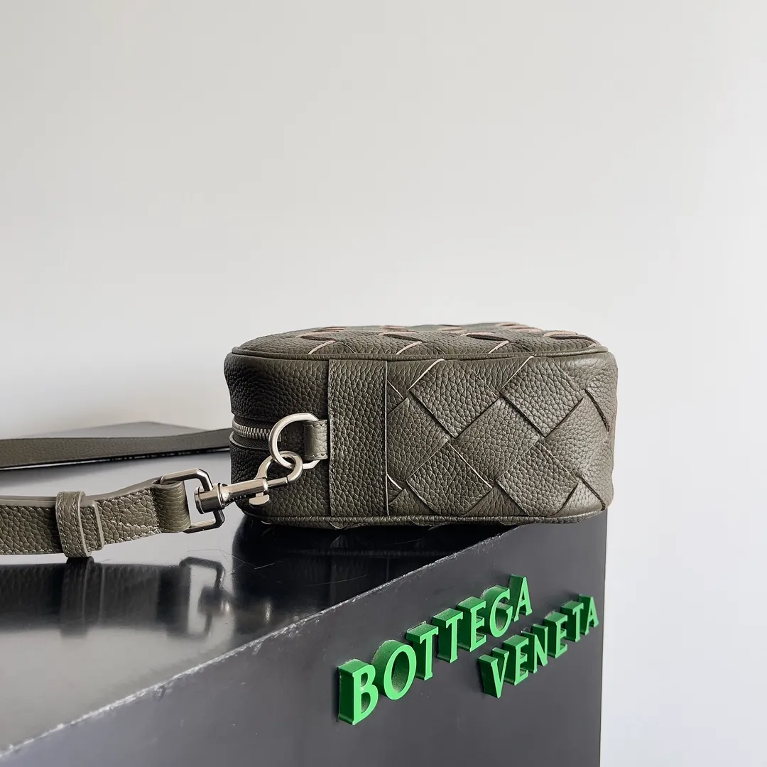 Those who have touched Batch 1820 cowhide with lychee pattern must understand that it is soft and high-grade. BOTTEGA VENETA's 2024 new men's INTRECCIATO woven camera bag uses lychee pattern and classic weaving to enhance the texture of the entire bag. It is durable and the matte material is very suitable for autumn and winter wear. In terms of capacity, this bag is not inferior to other bags. It has compartments inside, making it easy to store important things. Style number: 755925 Size: 29*19.5*7.5cm
